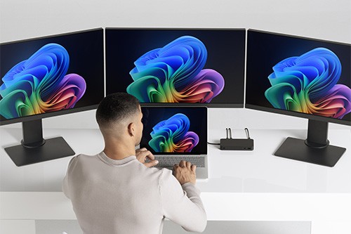 Surface Laptop 7 Copilot+ PC met drie monitoren