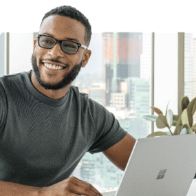 Een man werkt op een Surface Laptop