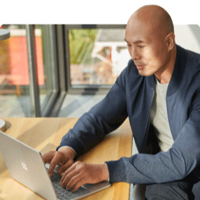 Een man werkt op een Surface Laptop met Chip to Cloud beveiliging