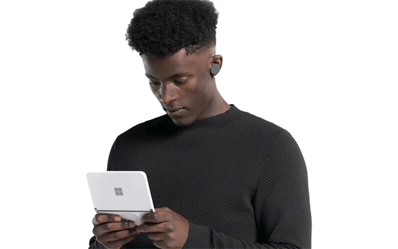 Een  man werkt met cloudapplicaties op een Surface Duo