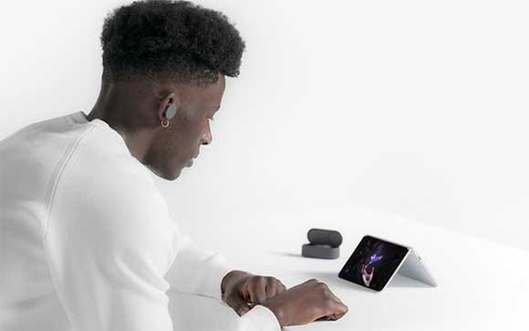 Een man houdt een videogesprek mer de Surface Duo