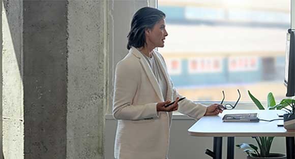 Surface Laptop Studio voor social media Een vrouw post op social media met de Surface Laptop Studio