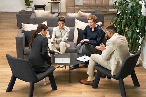 Microsoft SQ3 met 5G voor de professional onderweg Mensen in een hotellobby gebruiken de Surface Pro 9