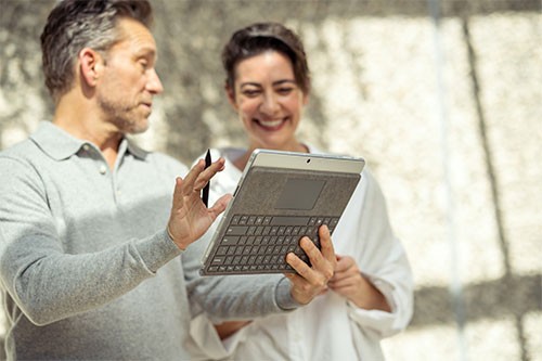 Surface Pro 9 gebouwd op het Intel® Evo™-platform Een man en vrouw met een Surface Pro 9