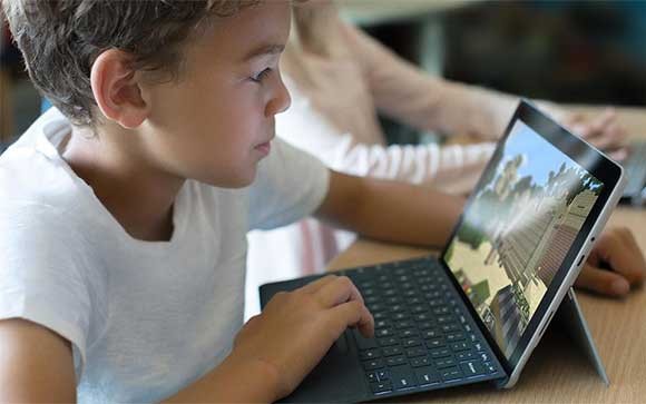 Voorzie uw studenten van de tools voor succes Een kind lert op een Surface Pro