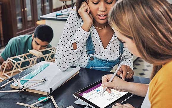 Drie kinderen werken aan een project