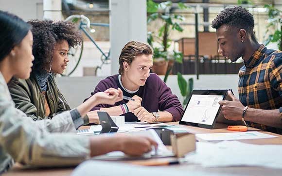 Studenten werken met een Surface laptop