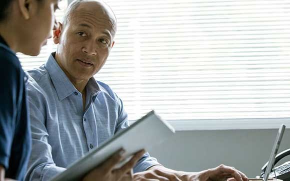 Twee mannen werken met Microsoft Power BI