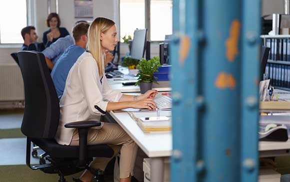 Een vrouw werkt aan een bureau