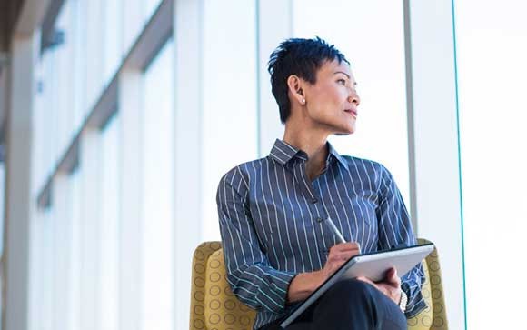 Een vrouw werkt op een Microsoft tablet