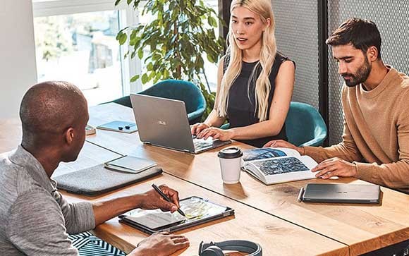 Twee mannen en een vrouw werken met Microsoft Surface devices