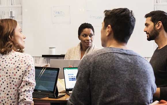 Microsoft Windows System Center engineers in een meeting 