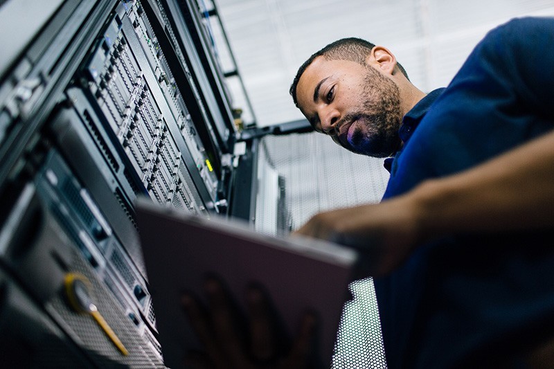 Een IT-specialist werkt met een KVM-console in een datacenter