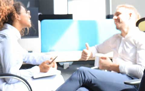 Twee collega's overleggen