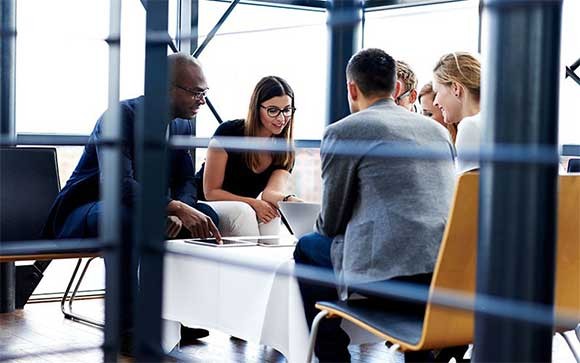 CloudHealth voor Azure met VMware Een groep studenten bestudeert Microsft Azure