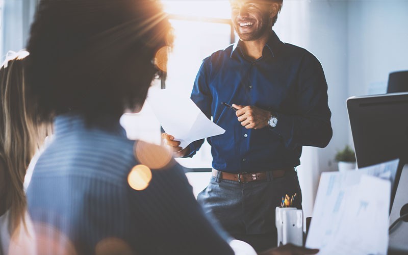 Overwin uitdagingen op het gebied van flexibel werkbeleid Man die aan collega's presenteert