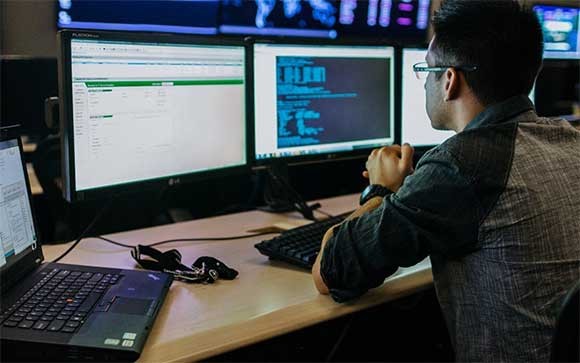 Een developer bekijkt code