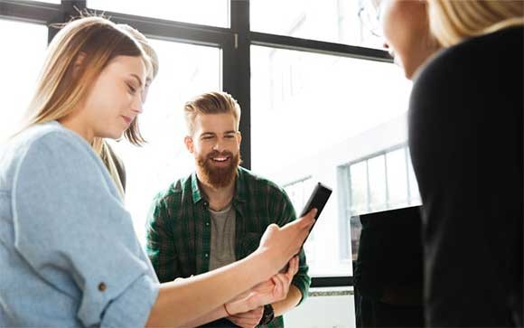 Collega's bekijken content op een tablet