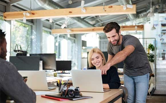 Twee techneuten werken met VMware vRealize Suite