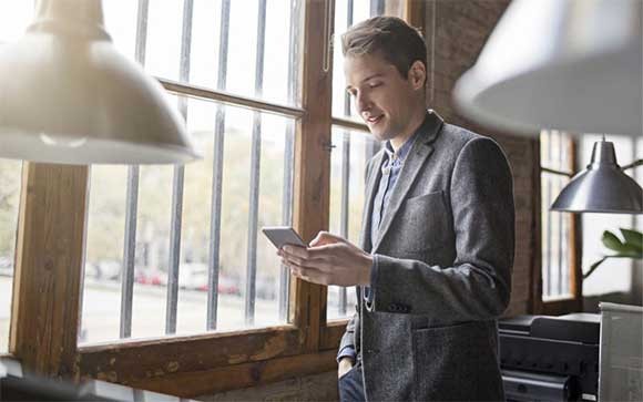 Een jonge man gebruikt zijn smartphone