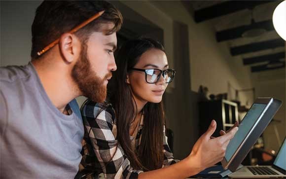 Twee collega's lezen over NSX netwerkvirtualisatie op een tablet