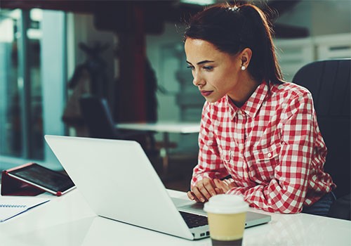 NIS2 loopt vertraging op Een vrouw leest over de NIS2-richtlijn