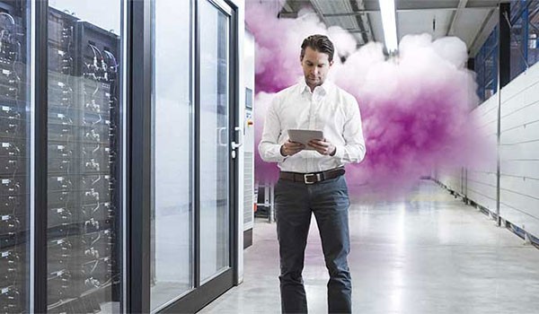 Azure virtual desktop Een man met een tablet in een datacenter