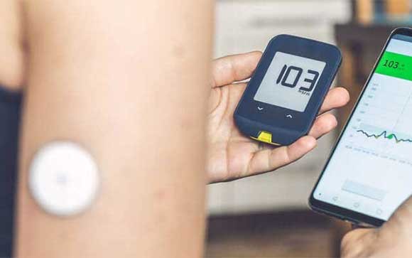 Een vrouw gebruikt Internet of Medical Things 