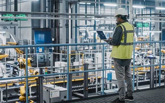 Een ingenieur in een fabriek