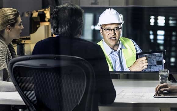 Een fabrieksmanager in een videoconferentie