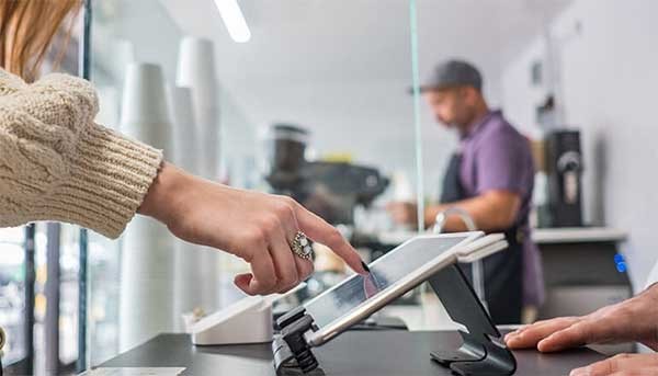 Automatisering in de retailindustrie Een vrouw gebruikt een touch interface