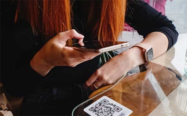 Gemak in het hart van uw winkels inbouwen Een vouw met haar smartphone